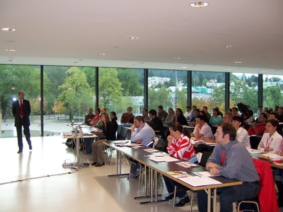 Seitenansicht mit TeilnehmerInnen und Professor Riedler von einer Präsenzphase in Bregenz Seitenansicht mit TeilnehmerInnen und Professor Riedler von einer Präsenzphase in Bregenz