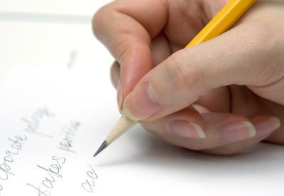Nahaufnahme von Bleistift in der Hand Nahaufnahme von Bleistift in der Hand