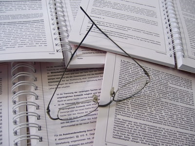 Brille liegt auf Lehrbücher Brille liegt auf Lehrbücher