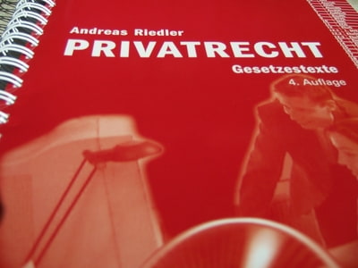 Nahaufnahme Lehrbuch Privatrecht Nahaufnahme Lehrbuch Privatrecht