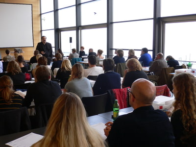 Innenaufnahme mit TeilnehmerInnen und Professor Kalb von einer Präsenzphase in Bregenz Innenaufnahme mit TeilnehmerInnen und Professor Kalb von einer Präsenzphase in Bregenz
